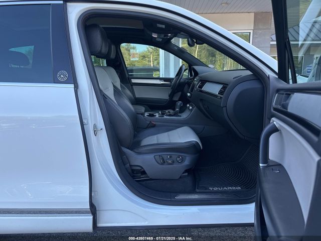 2017 VOLKSWAGEN TOUAREG WVGRF7BP0HD006194 Photo 4