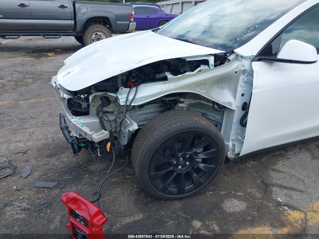 Tesla Model Y 2024 7SAYGDEE9RA331202 Image 17