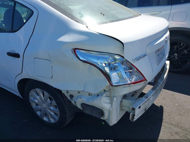 3N1CN7AP0GL889532 Nissan 2016
