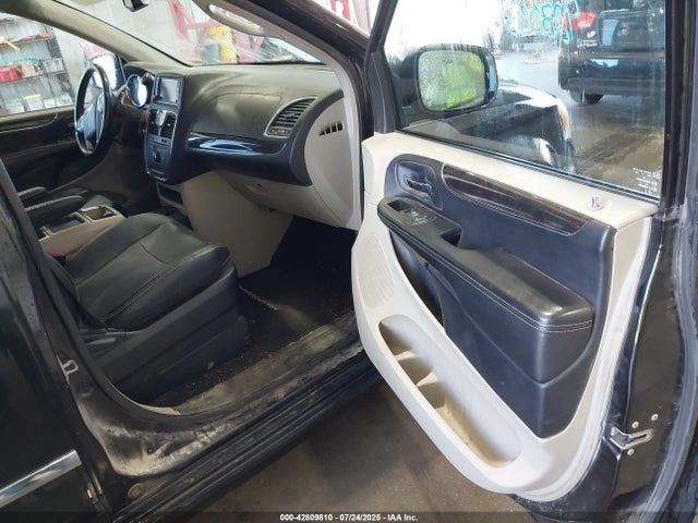 2C4RC1BG2ER211292 Chrysler Town and Country
