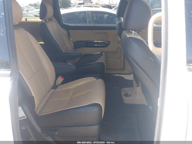 KIA Sedona 2017 KNDMC5C18H6334067 Image 8