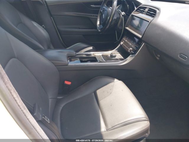 2019 JAGUAR XE SAJAS4FX4KCP52569 Photo 4