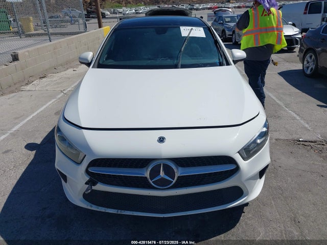 W1K3G4EB2MJ270377 Mercedes-Benz m260