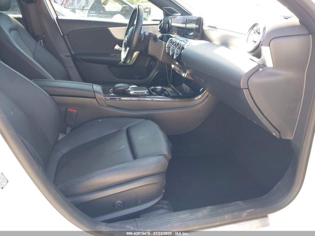 W1K3G4EB2MJ270377 Mercedes-Benz m260