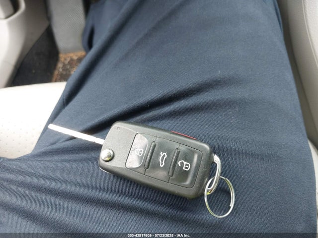 1VWDT7A36HC044926 Volkswagen tsi