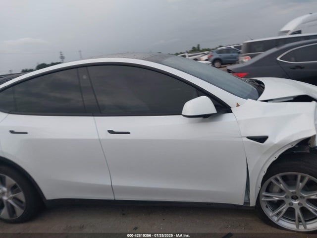 Tesla Model Y 2023 7SAYGDEE2PF630479 Image 12