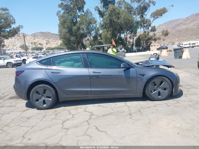 5YJ3E1EB1NF239354 Tesla 2022