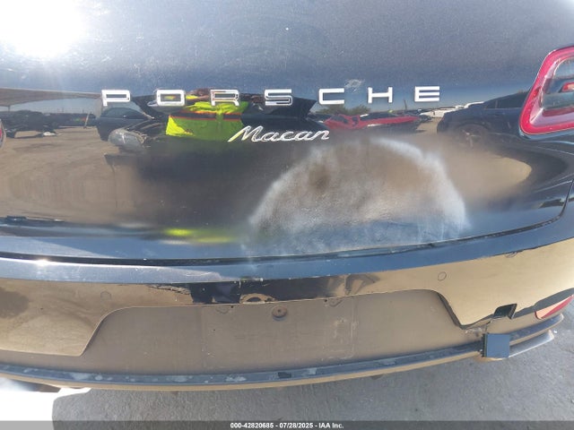 Porsche Macan 2018 WP1AA2A54JLB10166 Image 17