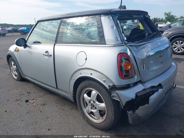 2009 MINI COOPER WMWMF33519TU71995 Photo 2