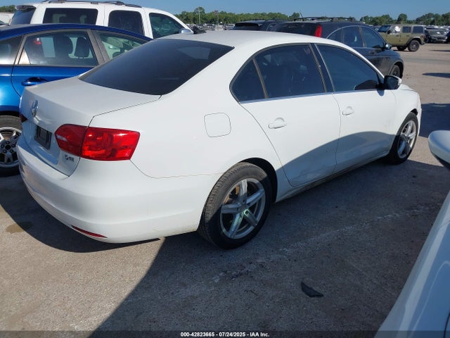 3VWD07AJ1EM281910 Volkswagen 2014