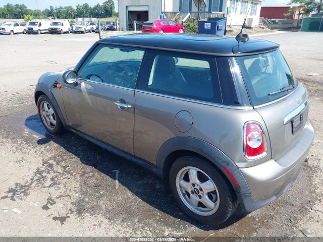 2011 MINI COOPER WMWSU3C58BT251692 Photo 2