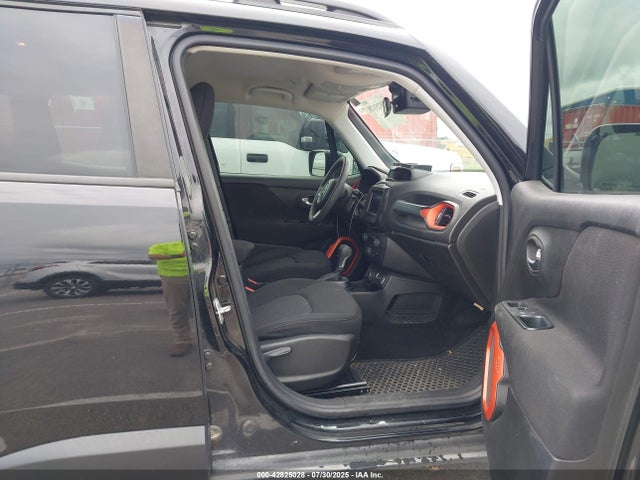 42825028 :رقم المزاد ، ZACCJBAB2JPH59380 vin ، 2018 Jeep Renegade Upland Edition 4x4 مزاد بيع