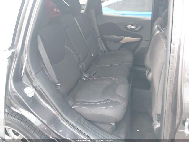 1C4PJLCB6HW668128 Jeep Cherokee