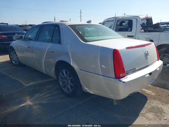 2011 CADILLAC DTS 1G6KD5E63BU120915 Photo 2