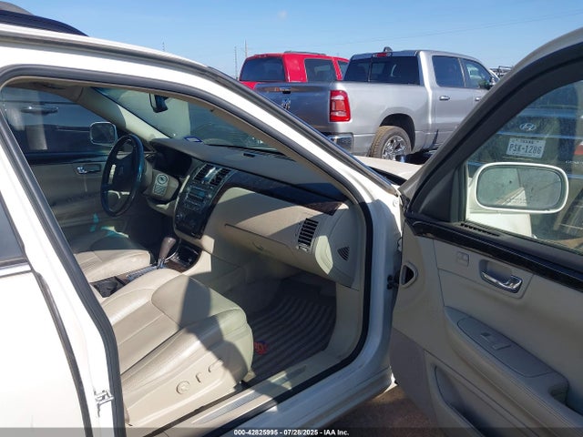 2011 CADILLAC DTS 1G6KD5E63BU120915 Photo 4