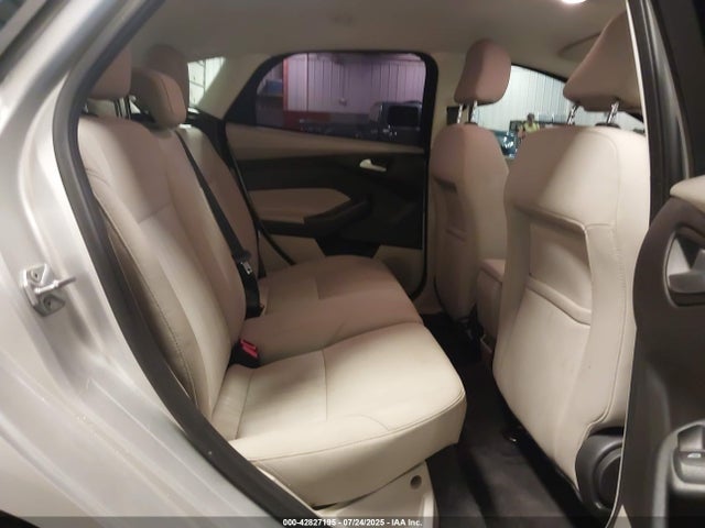 Ford Focus 2016 1FADP3K26GL251004 Image 8
