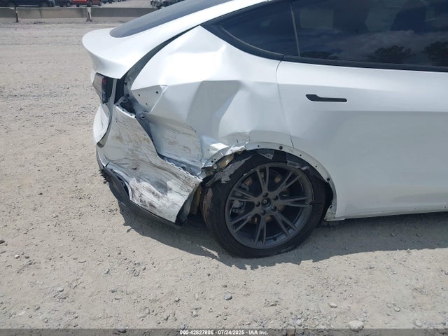 2025 TESLA MODEL Y 7SAYGDEE7SA360865 Photo 5