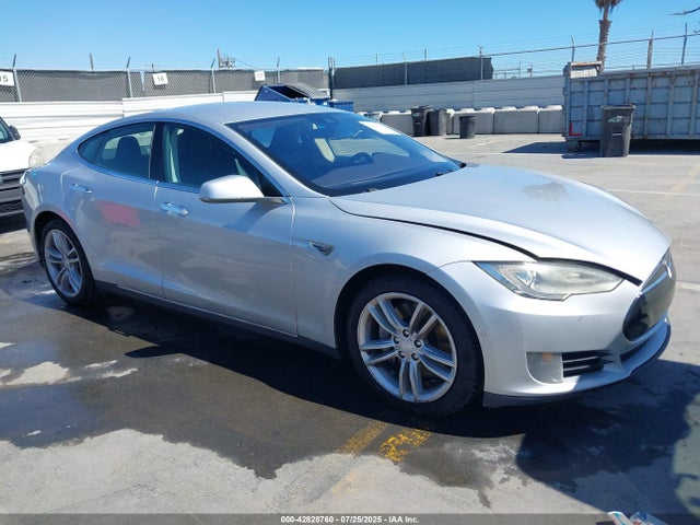2015 TESLA MODEL S 5YJSA1E13FF115411 Photo 0