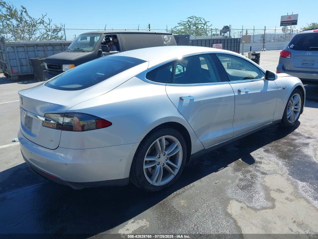 2015 TESLA MODEL S 5YJSA1E13FF115411 Photo 3
