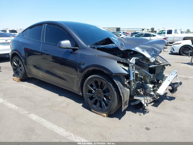 2024 TESLA MODEL Y 7SAYGDEE3RF987690 Photo 0