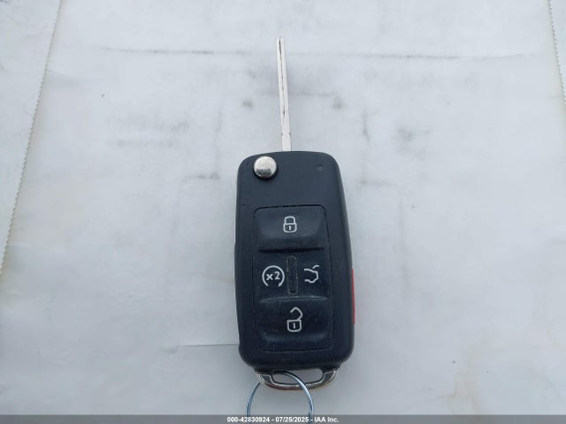 1VWGT7A36HC063747 Volkswagen 1.8 tsi