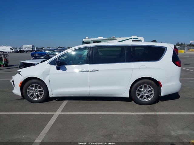 Chrysler Voyager 2025 2C4RC1CG8SR525863 Image 13
