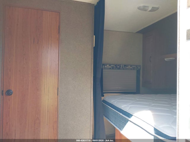 42831710 :رقم المزاد ، 1SABS0BL6F28J5336 vin ، 2015 Starcraft Ar1 Maxx مزاد بيع