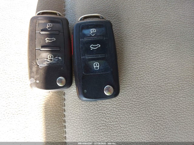 WVGBV7AX4FW057897 Volkswagen 2015