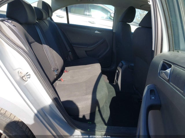 3VW2K7AJ4FM242246 Volkswagen 2015