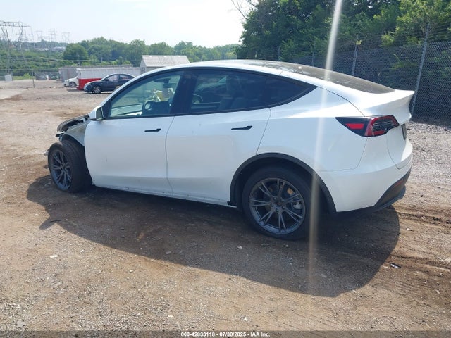 2025 TESLA MODEL Y 7SAYGDEE0SF261615 Photo 2