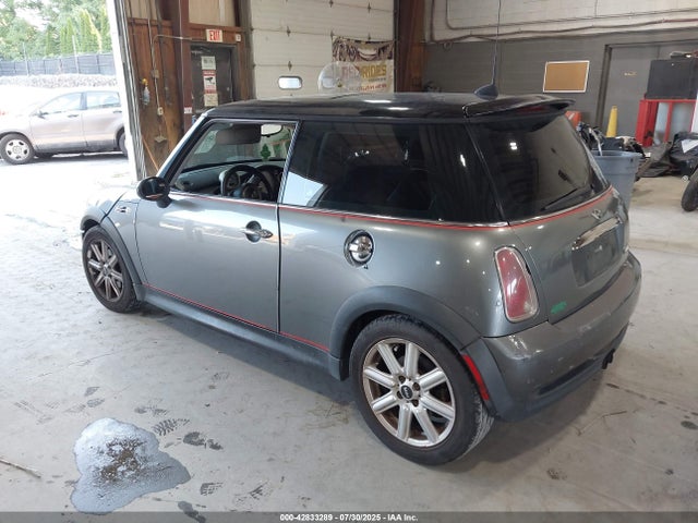 2005 MINI COOPER S WMWRE33545TL14576 Photo 2
