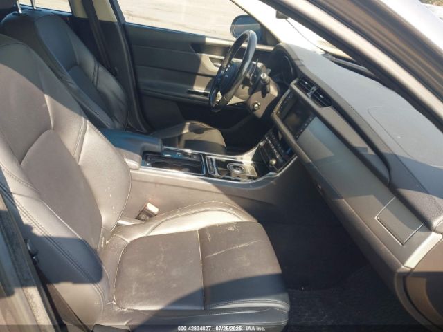 2017 JAGUAR XF SAJBJ4BV1HCY25711 Photo 4