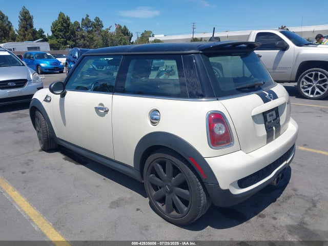2010 MINI COOPER S WMWMF7C52ATZ70204 Photo 2
