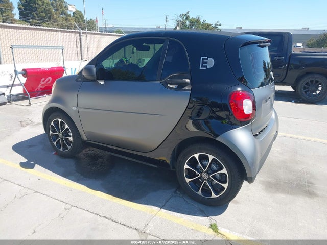 Smart M780 2017 WMEFJ9BA1HK231279 Image 3