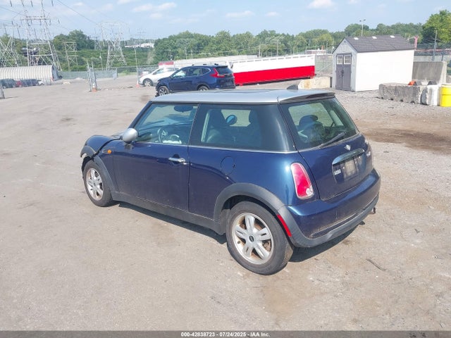 2006 MINI COOPER WMWRC33566TK18780 Photo 2