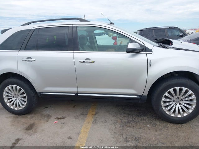 Lincoln 2015 2015 2LMDJ6JK9FBL32124 Image 13