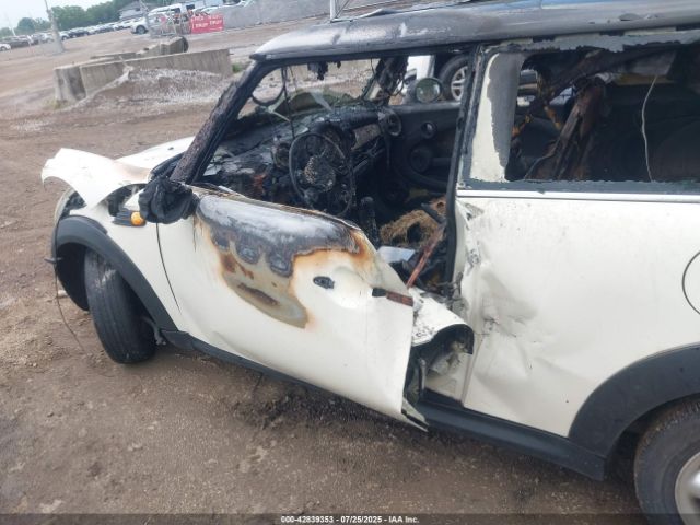 2010 MINI COOPER WMWMF3C56ATZ65239 Photo 5