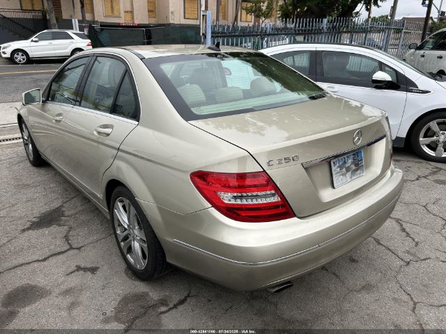 2012 MERCEDES-BENZ C 250 WDDGF4HB5CR221657 Photo 2