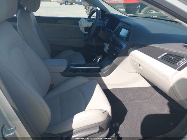 5NPE34AFXHH585241 Hyundai 2017