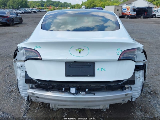 5YJ3E1EA3NF115223 Tesla 2022