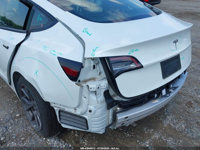 5YJ3E1EA3NF115223 Tesla 2022