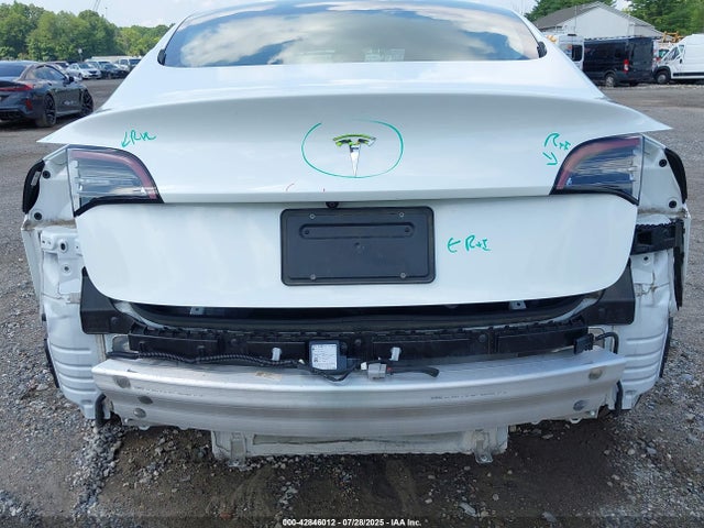 5YJ3E1EA3NF115223 Tesla 2022