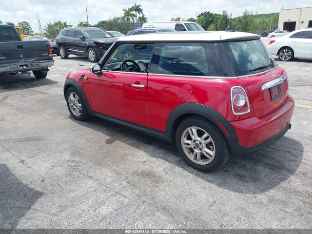 2011 MINI COOPER WMWSU3C58BT091989 Photo 2