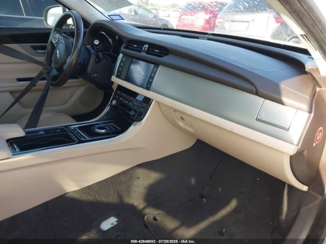 2017 JAGUAR XF SAJBR4BV6HCY27270 Photo 4
