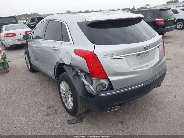 2017 CADILLAC XT5 1GYKNARS5HZ166049 Photo 2