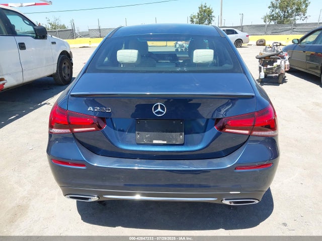 WDD3G4EB6KW028966 Mercedes-Benz m260