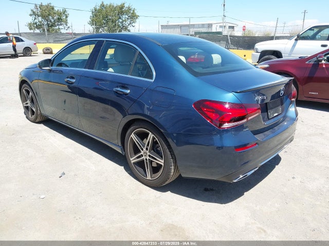 WDD3G4EB6KW028966 Mercedes-Benz m260