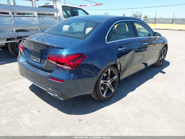 WDD3G4EB6KW028966 Mercedes-Benz m260