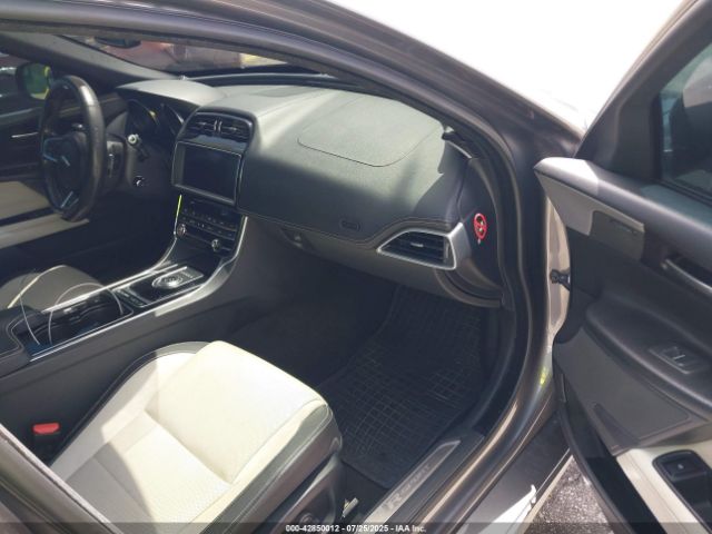 2017 JAGUAR XE SAJAF4BV6HA947652 Photo 4