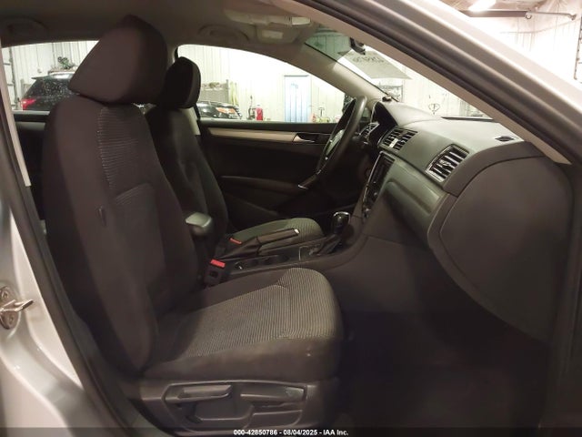 Продаж на аукціоні авто 2018 Volkswagen Passat 2.0t R-line/2.0t S, vin: 1VWAA7A38JC028323, номер лоту: 42850786